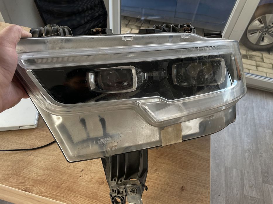 Фара на dodge ram