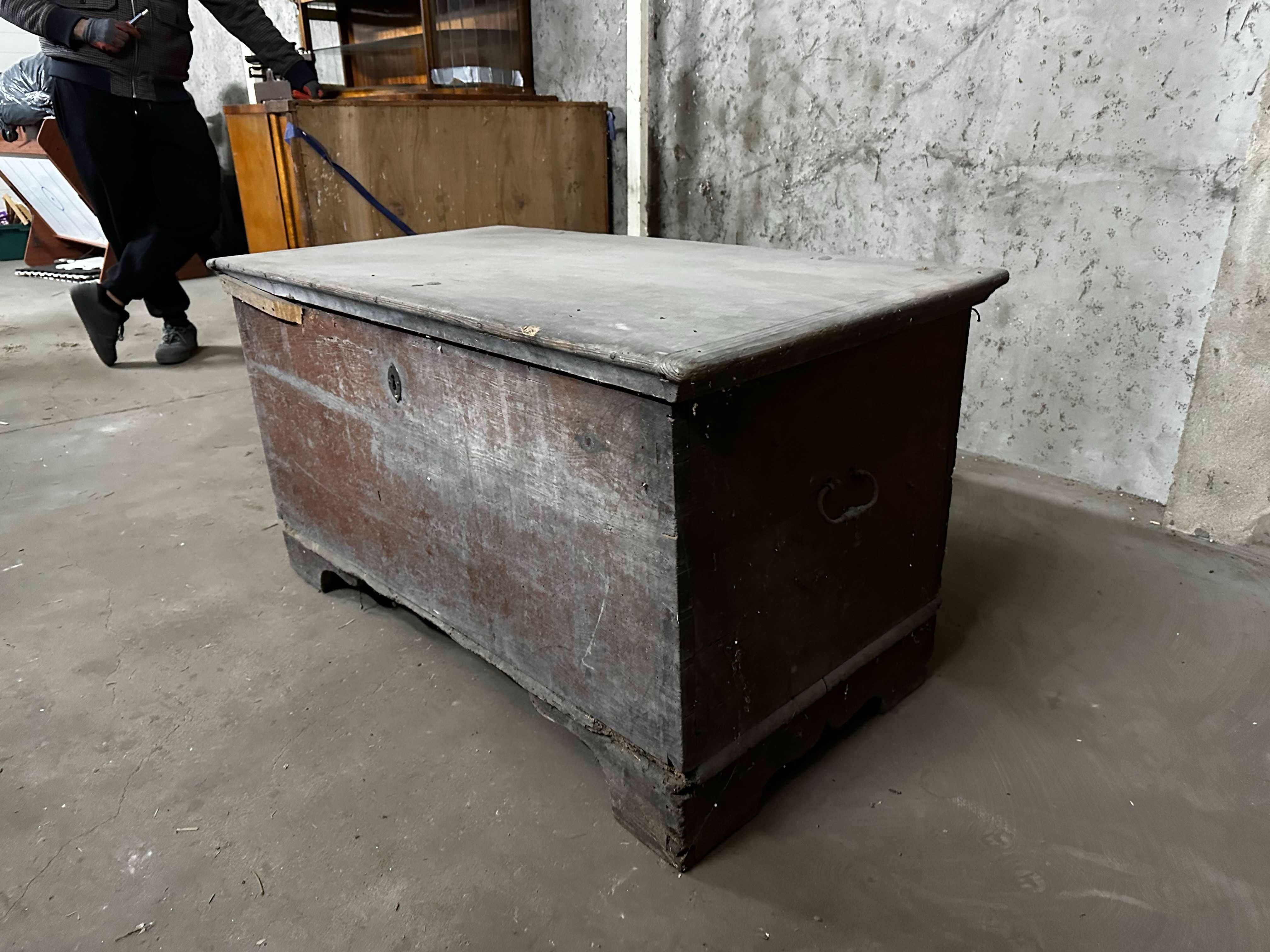 Drewniana skrzynia vintage – kufer rustykalny