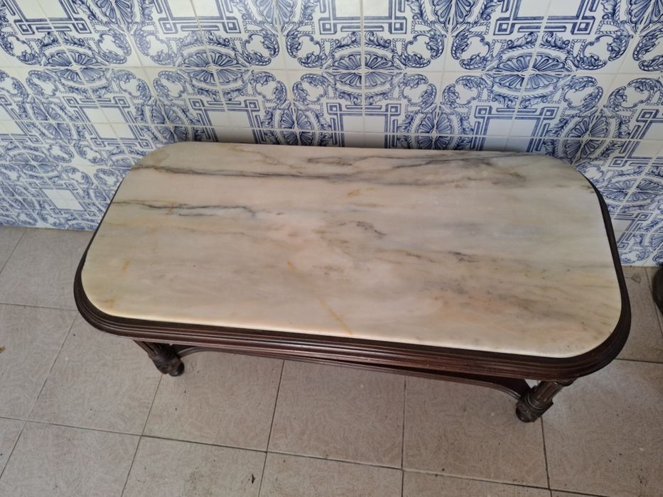 Mesa de estar em madeira e pedra