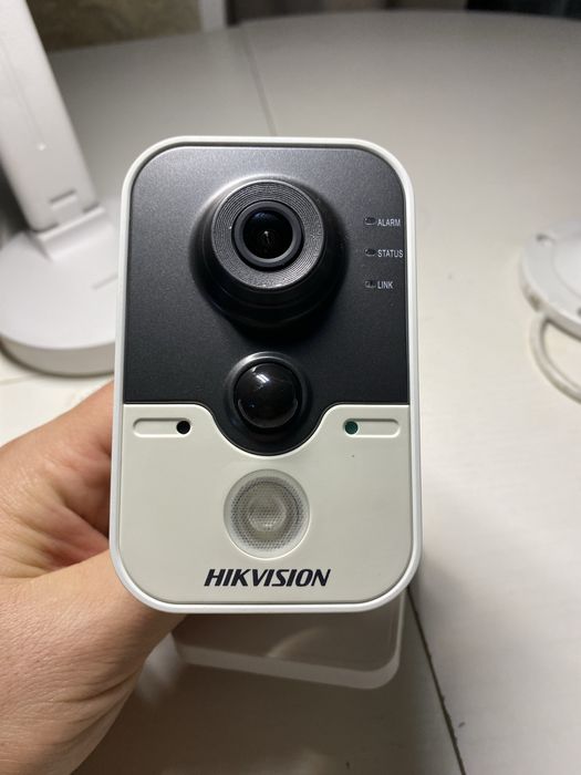Hikvision DS-2CD2412F-IW та Hikvision DS-2CD2T43G0-I8