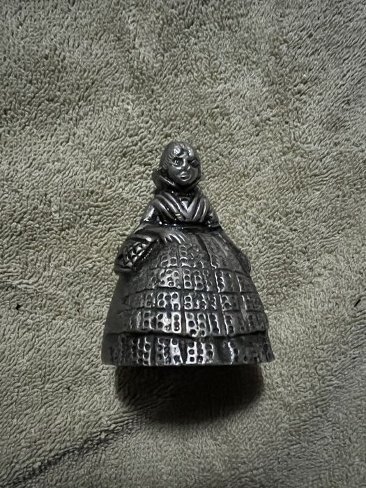 Boneca com sino (sineta) muito antiga