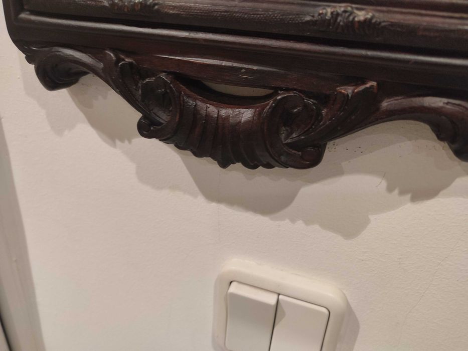 Espelho envelhecido em moldura castanha