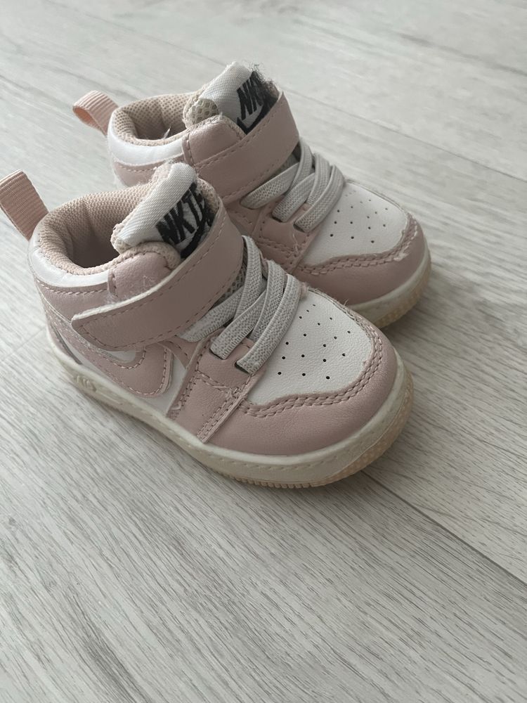 Кросівки- Nike.