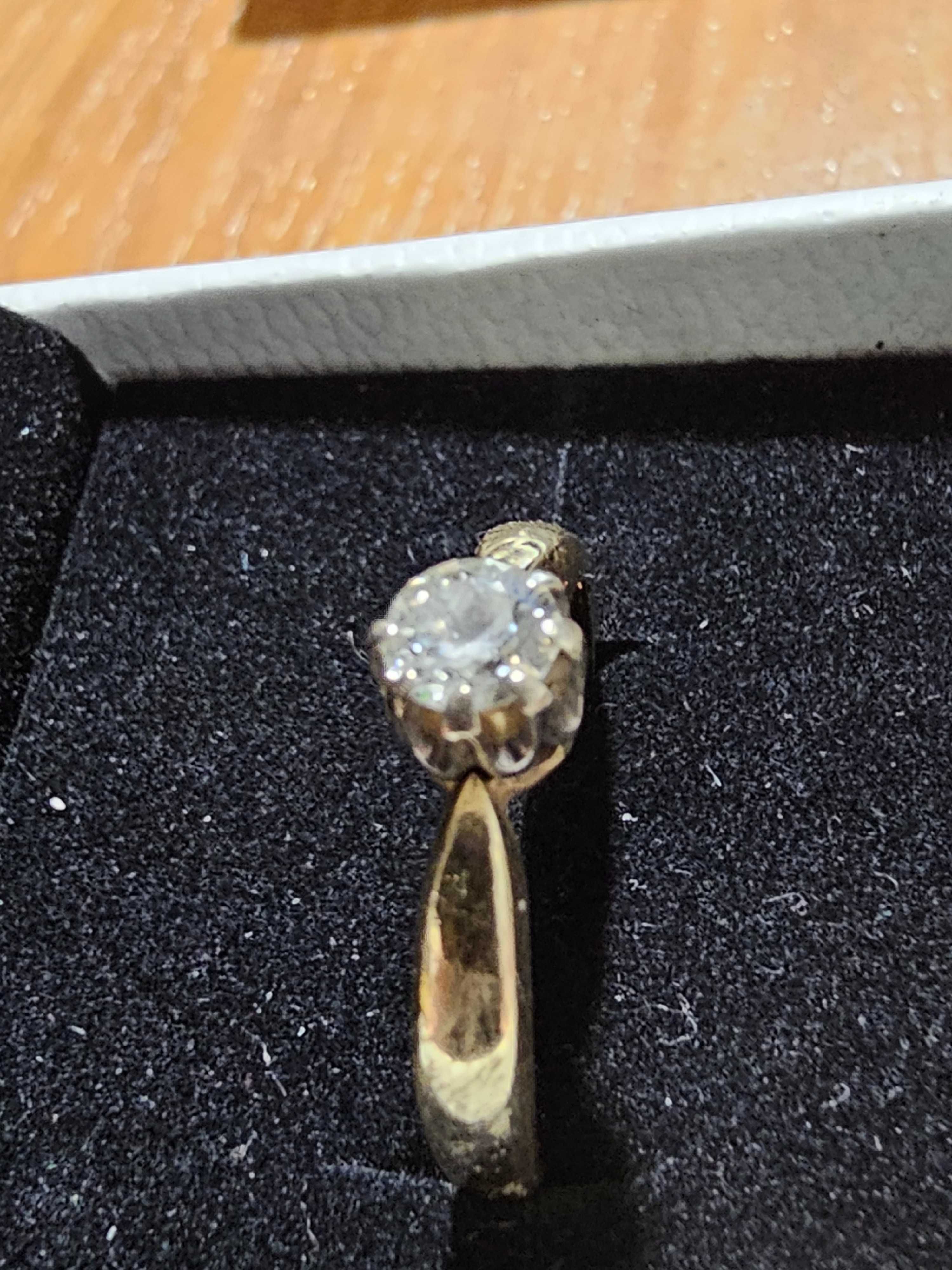 Złoty pierścionek z diamentem o szlifie brylantowym. Cert. HRD Antwerp