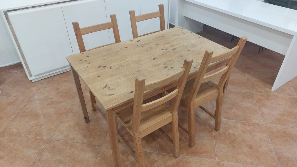 Conjunto Mesa Ikea INGO e 4 Cadeiras Ivar