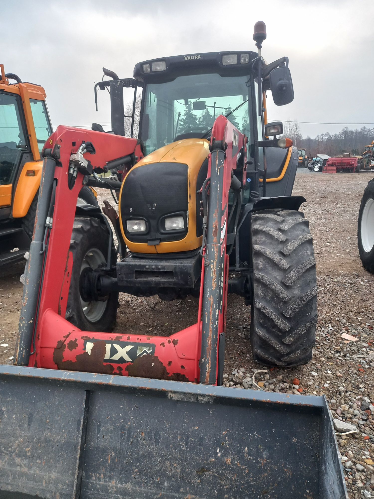 VALTRA N82 z Ładowaczem jak case Renault fendt john deere New Holland