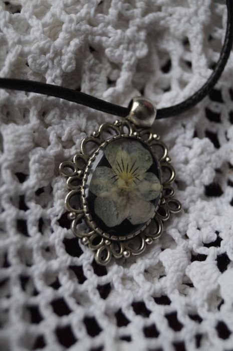 Кулон з епоксидної смоли з сухоцвітами