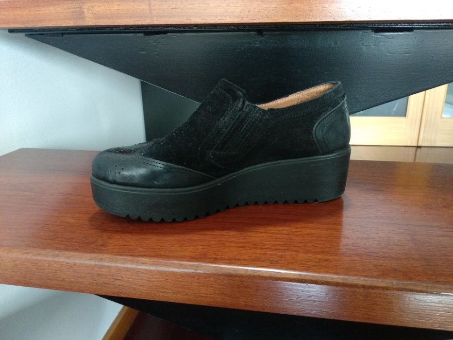 Sapatos pretos usados uma vez