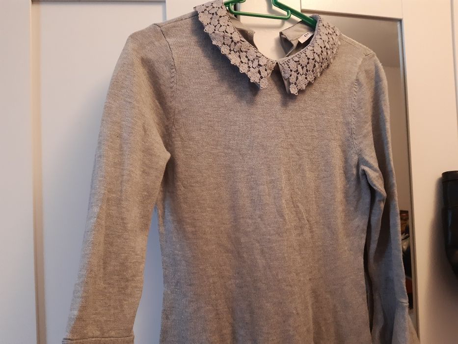 Śliczna szara sweterkowa sukienka z kołnierzykiem