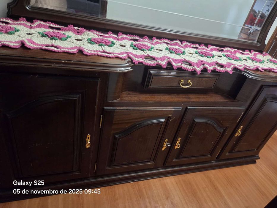 Vendo aparador com espelho