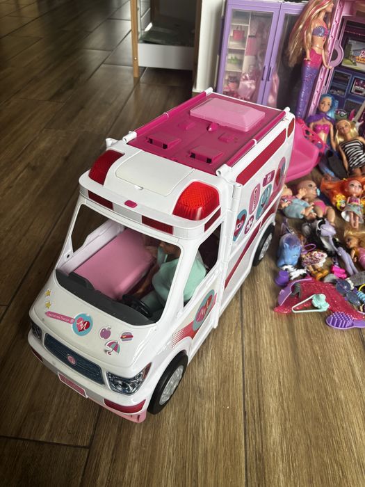 Zestaw barbie karetka + domek + szafa + lalki i ubranka