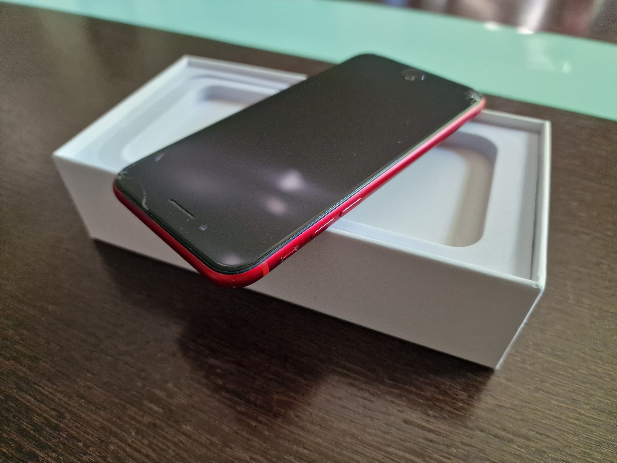 Używany iPhone 8, 256 GB, kolor czerwony .