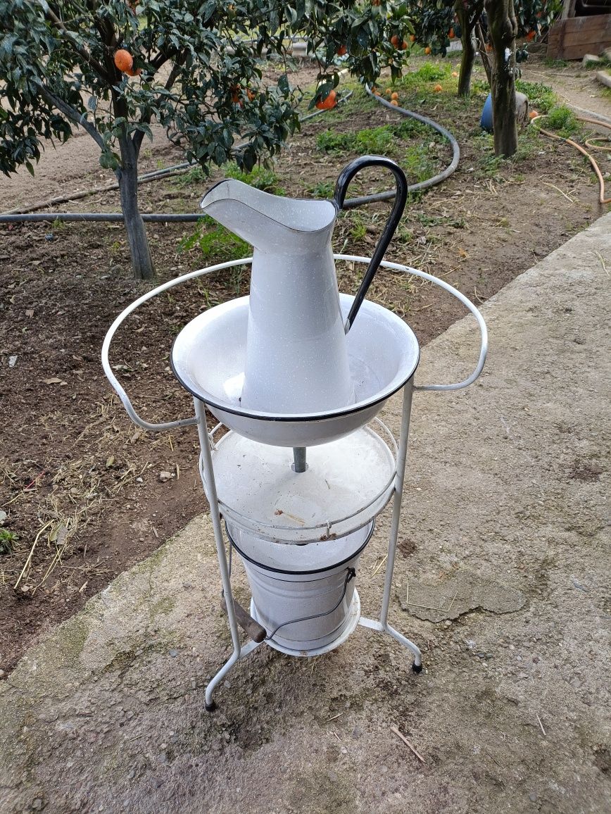 Laboratório com bacia e jarro