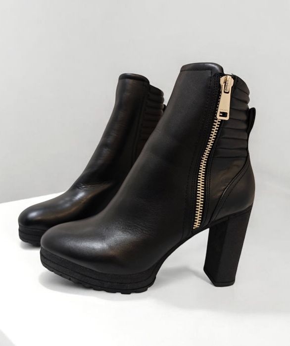 DKNY. Czarne botki na wysokim słupku, złote elementy, ekoskóra, r. 41