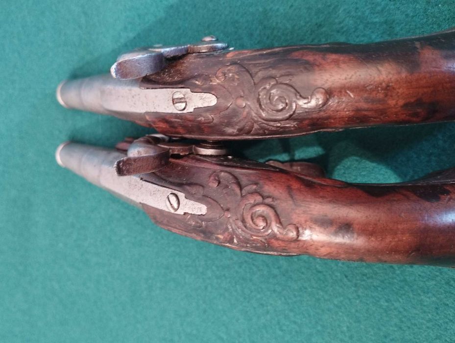 Par de pistolas de percussão francesas por volta de 1790