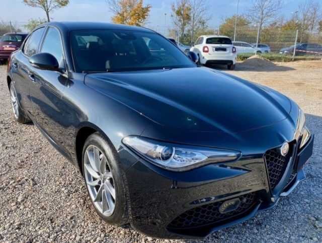 Бампер Alfa Romeo Julia запчастини Альфа Ромео Джулія разборка