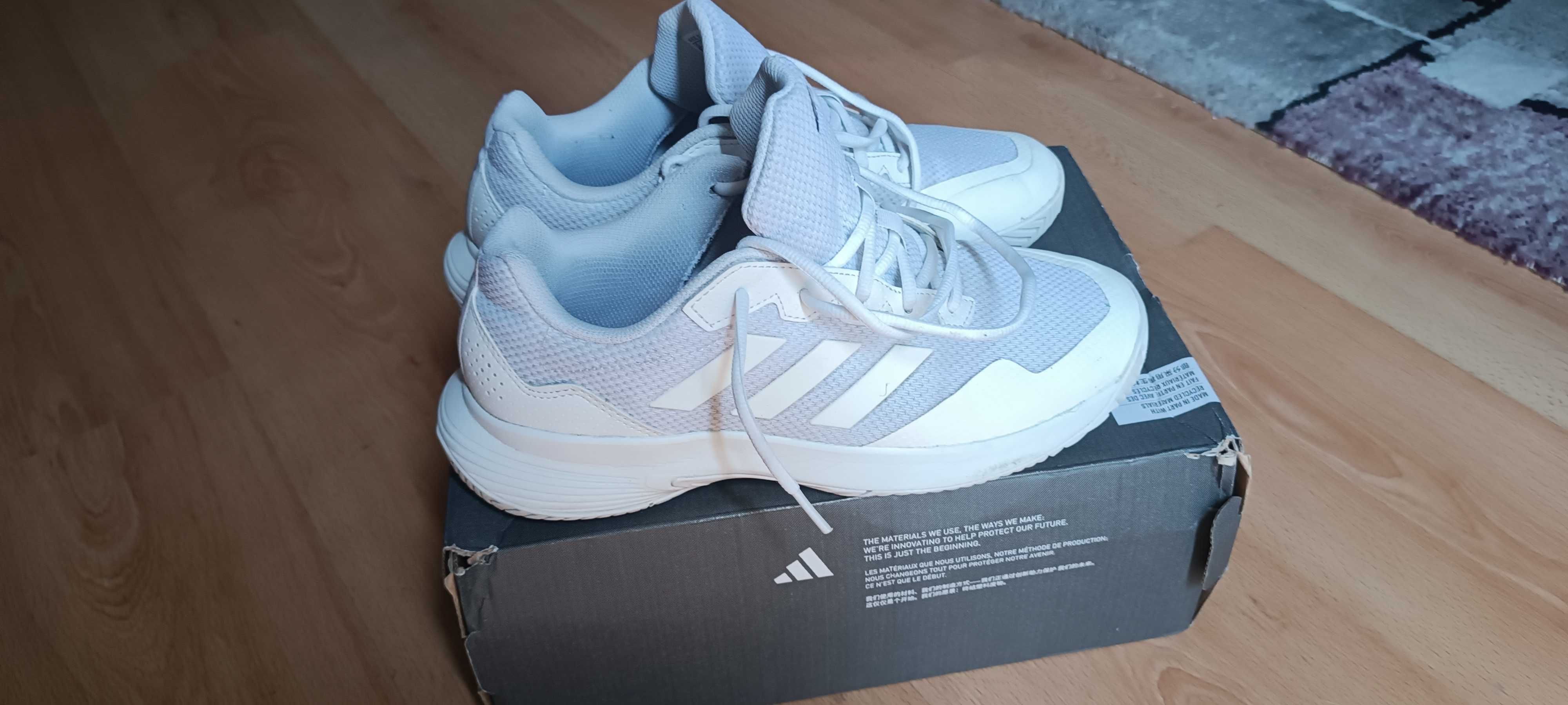 Tenis adidas em caixa