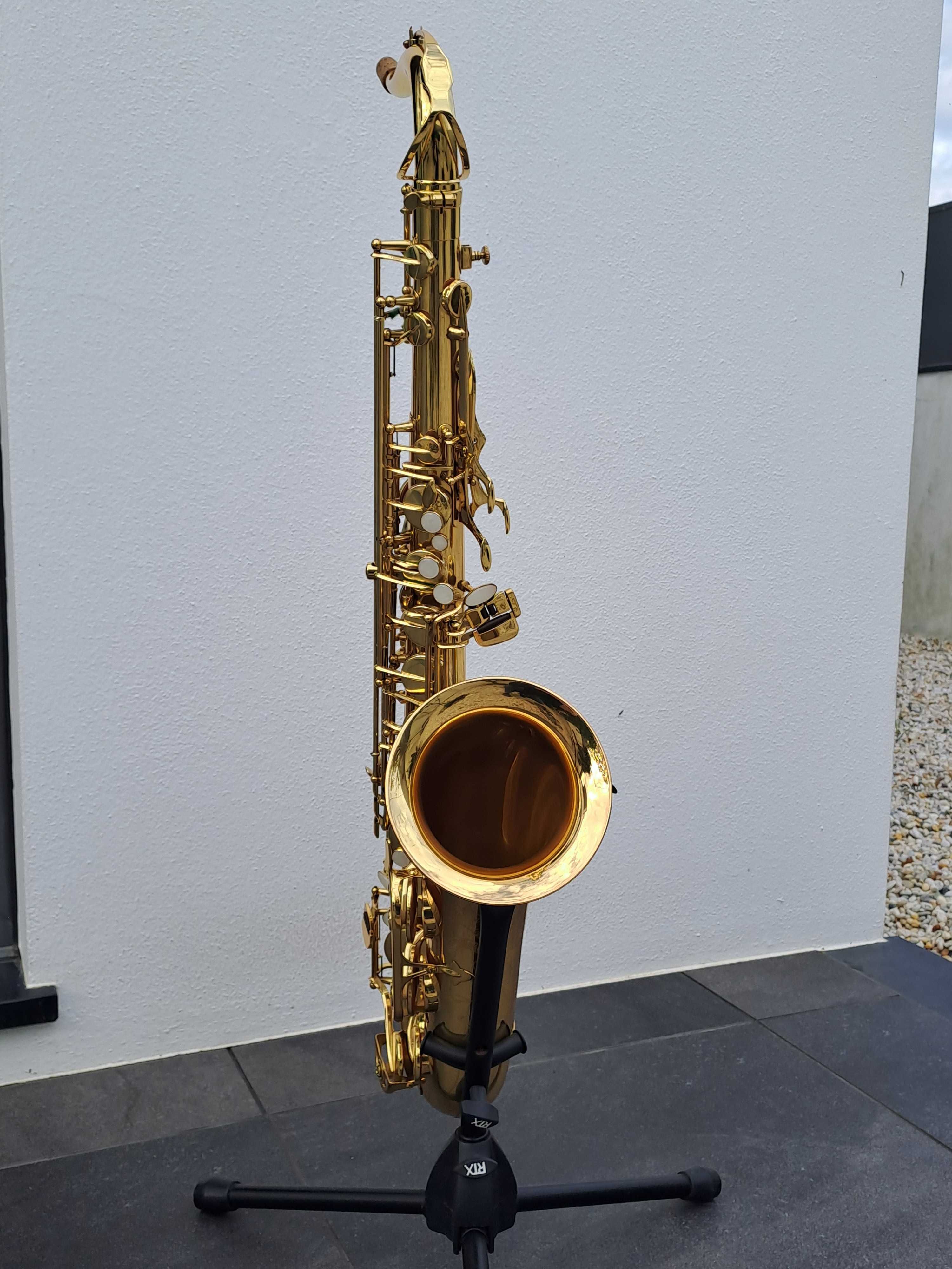 Saxofone tenor novo