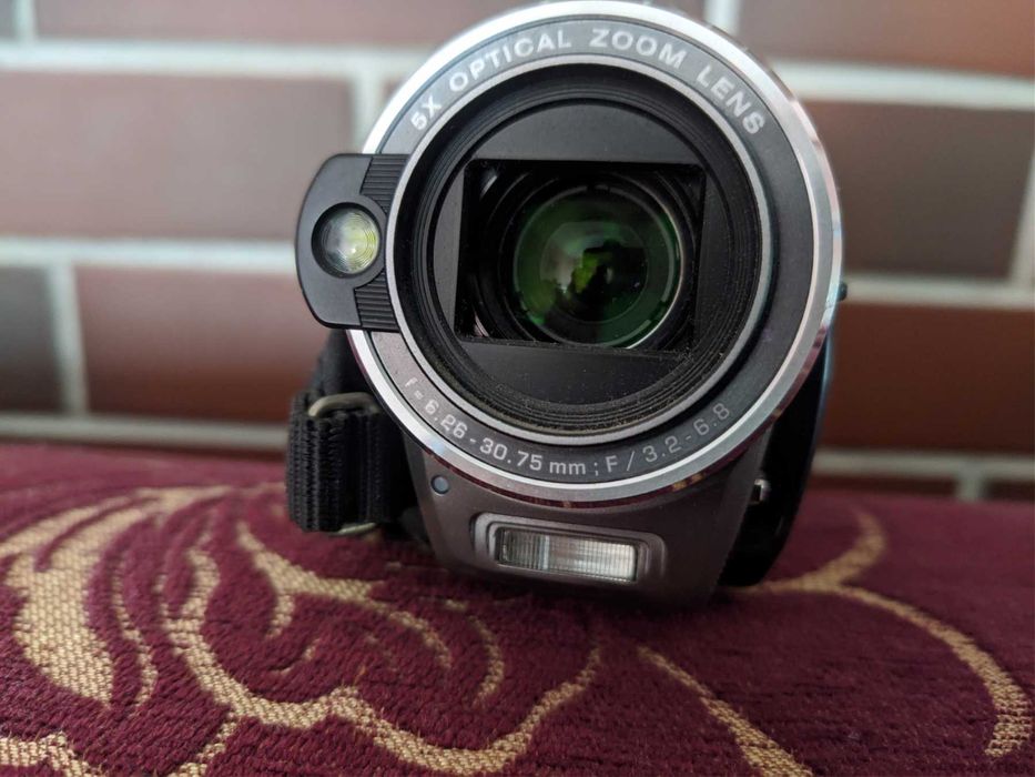 Видеокамера Full HD Praktica DVC 5.4 в хорошем состоянии.