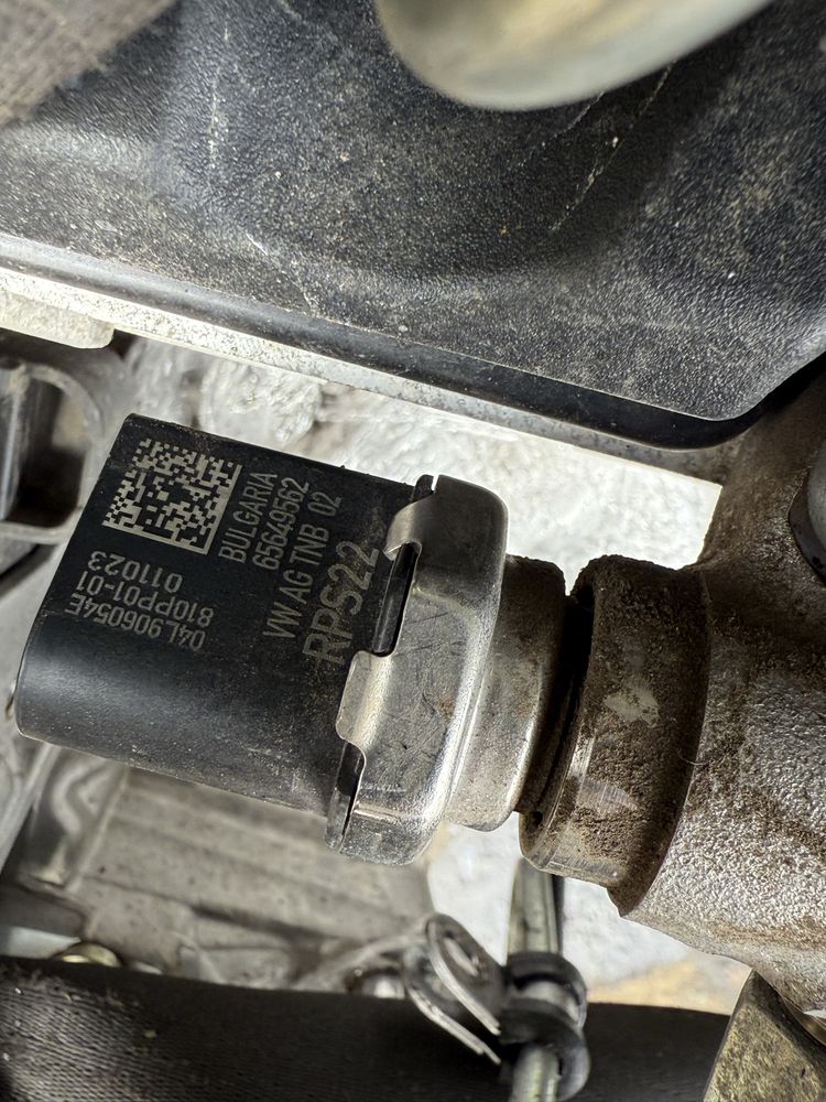 Паливна рампа з датчиком vw T6.1 2.0 diesel 04l130093
