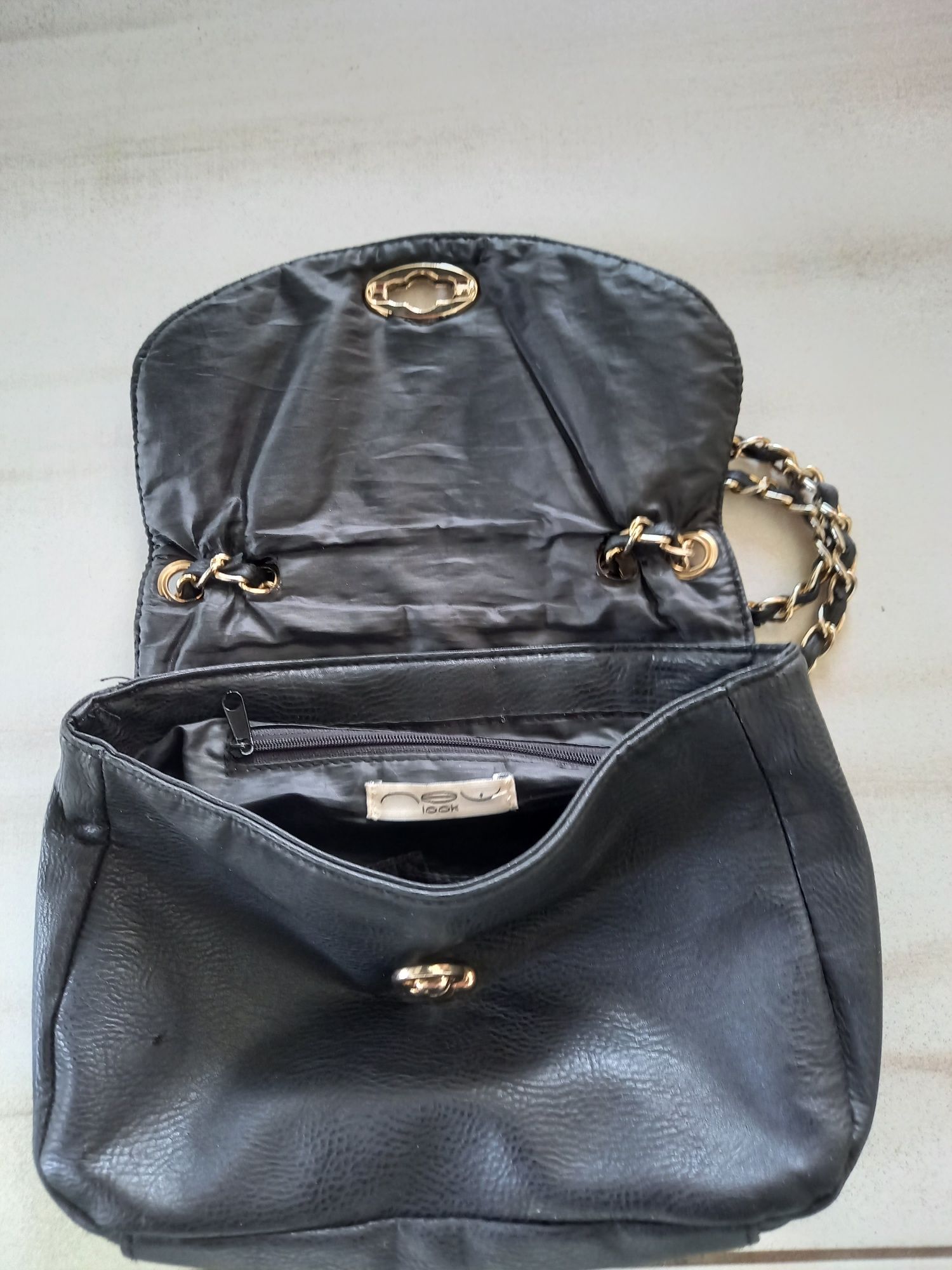 Śliczna torebka czarna ze złotym zamkiem i łańcuchami marki New Look.