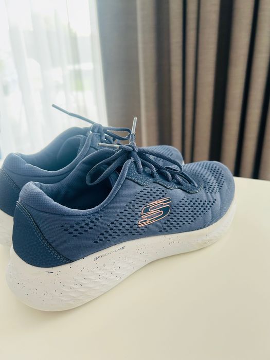 Adidasy Skechers r.39