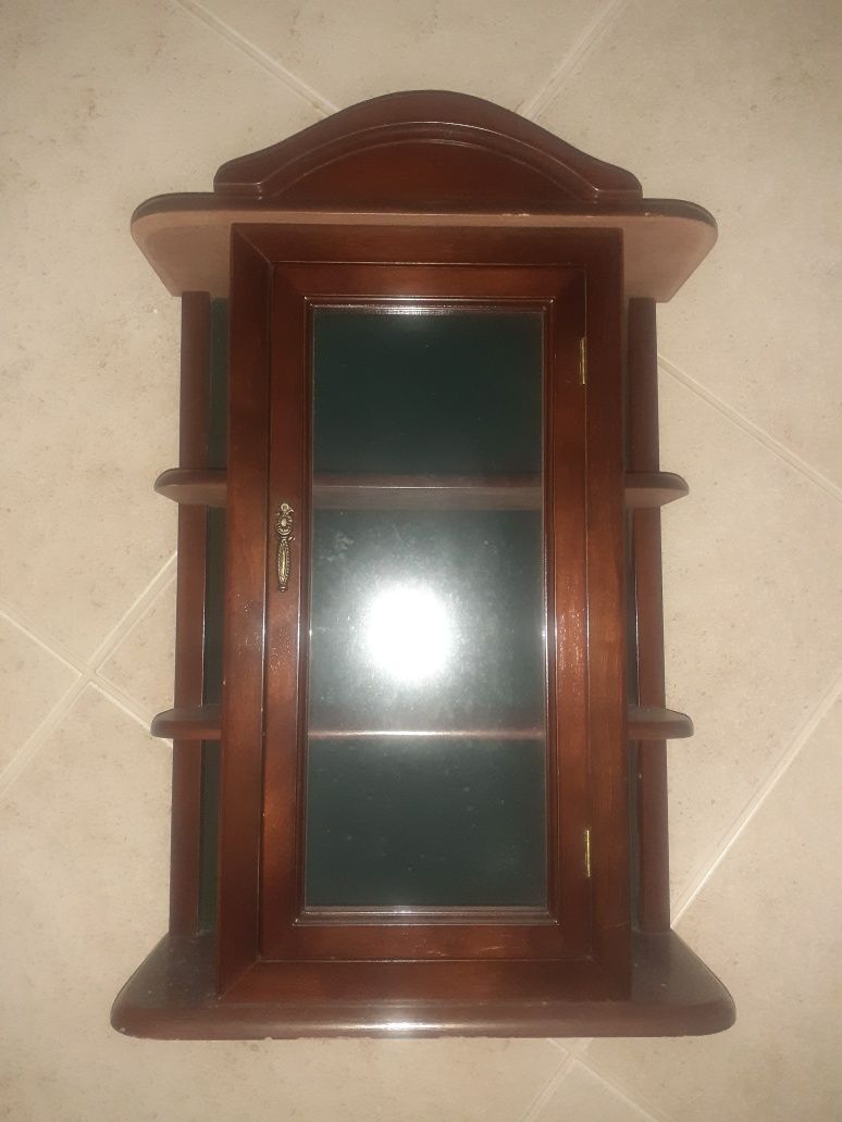 Móvel vitrine de madeira