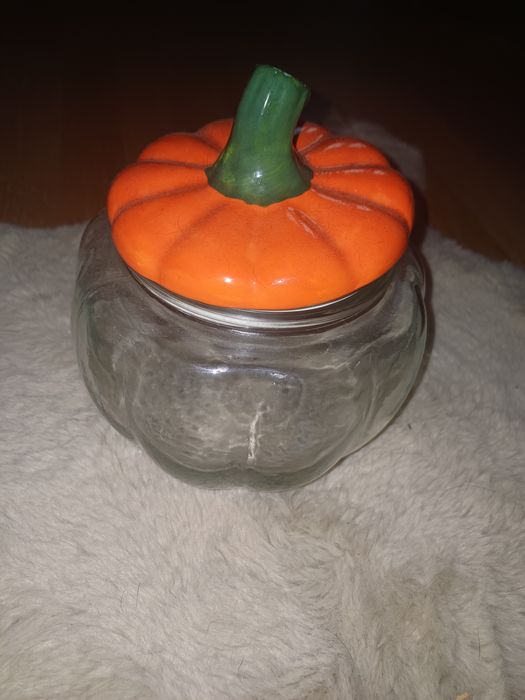 Szklany pojemnik w kształcie dyni