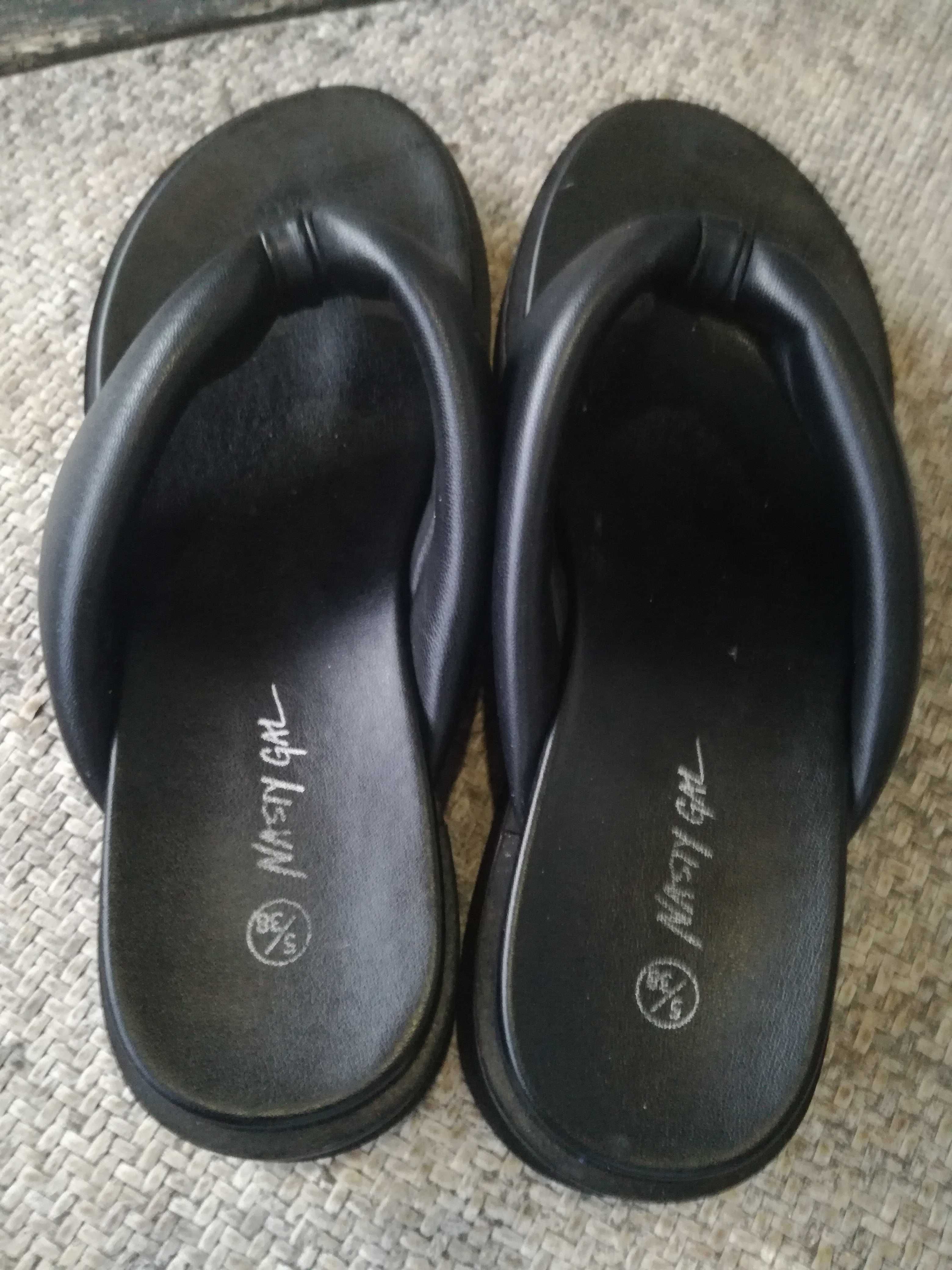 Chinelos pretos em pele Nasty Gal