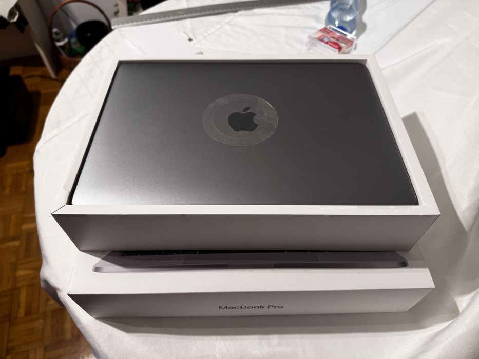 Macbook Pro 13-calowy, M2, 2022, 1T, touch bar.