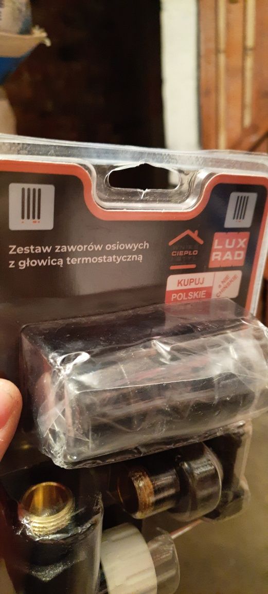 Zestaw zaworów osiowych z głowocą termostatyczną do grzejnika