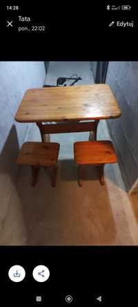 Drewniany stół z dwoma taboretami
