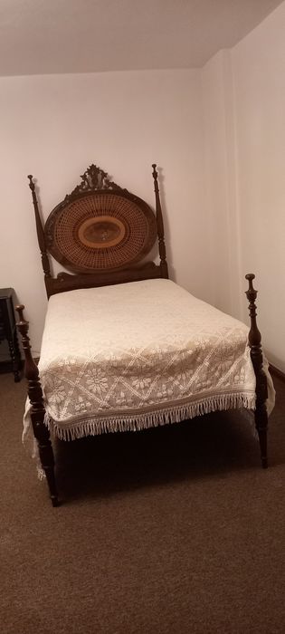 Cama de solteiro antiga