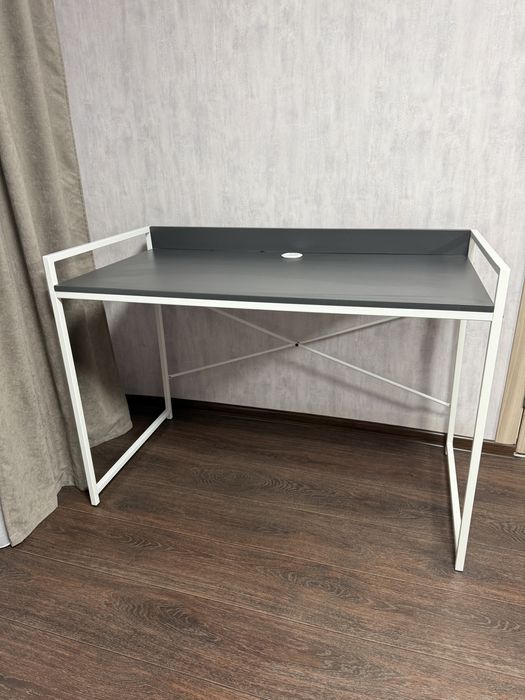 Продам современный стол