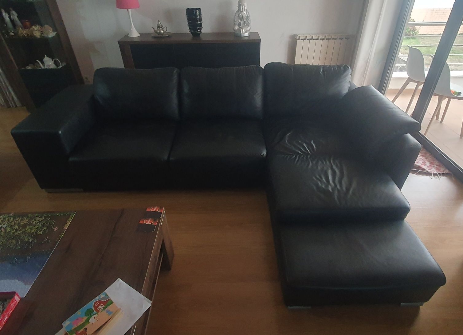 Sofá chaise long com 2 puffs