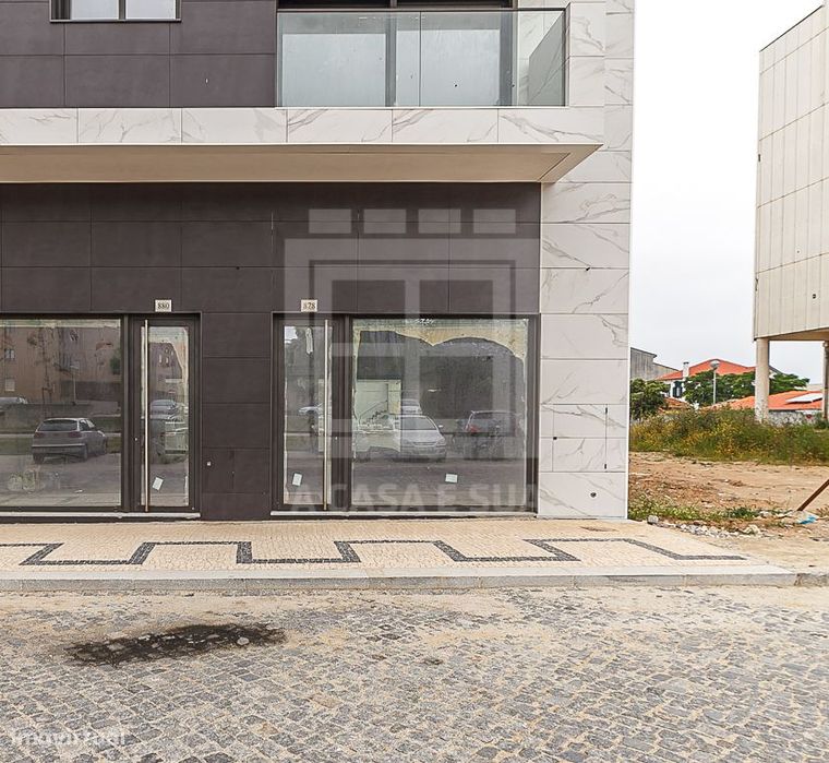 Loja nova com garagem em Espinho