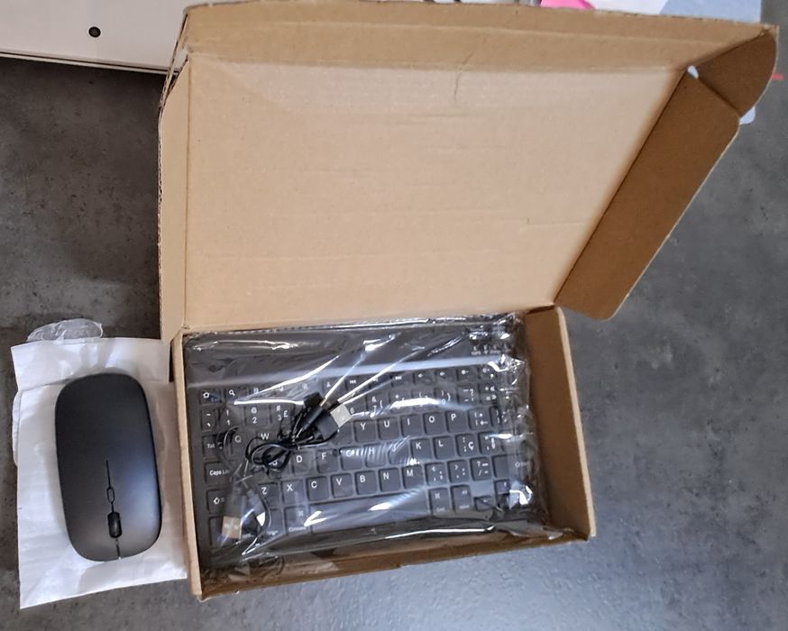 Teclado e mouse sem fio Bluetooth Novo, nunca foi usado.
