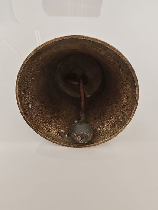 Stary mosiężny dzwonek