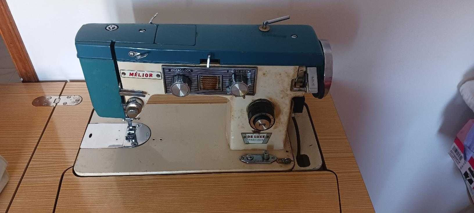 Máquina de costura Melior antiga com móvel