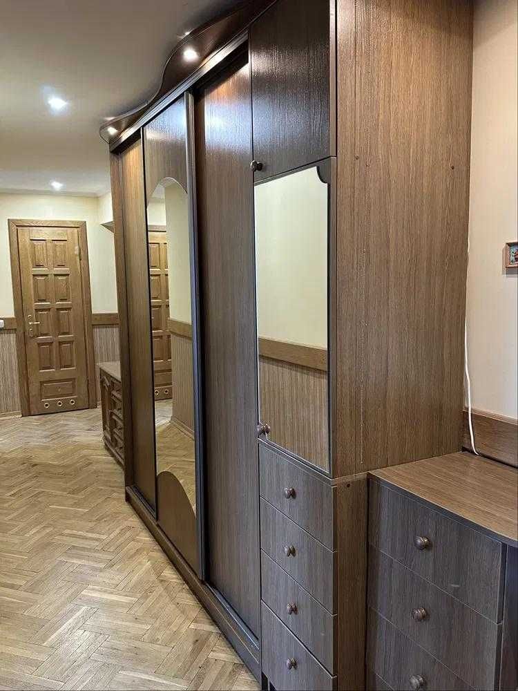 Оренда 3 кім. кв. вул. Єфремова (Leoland)