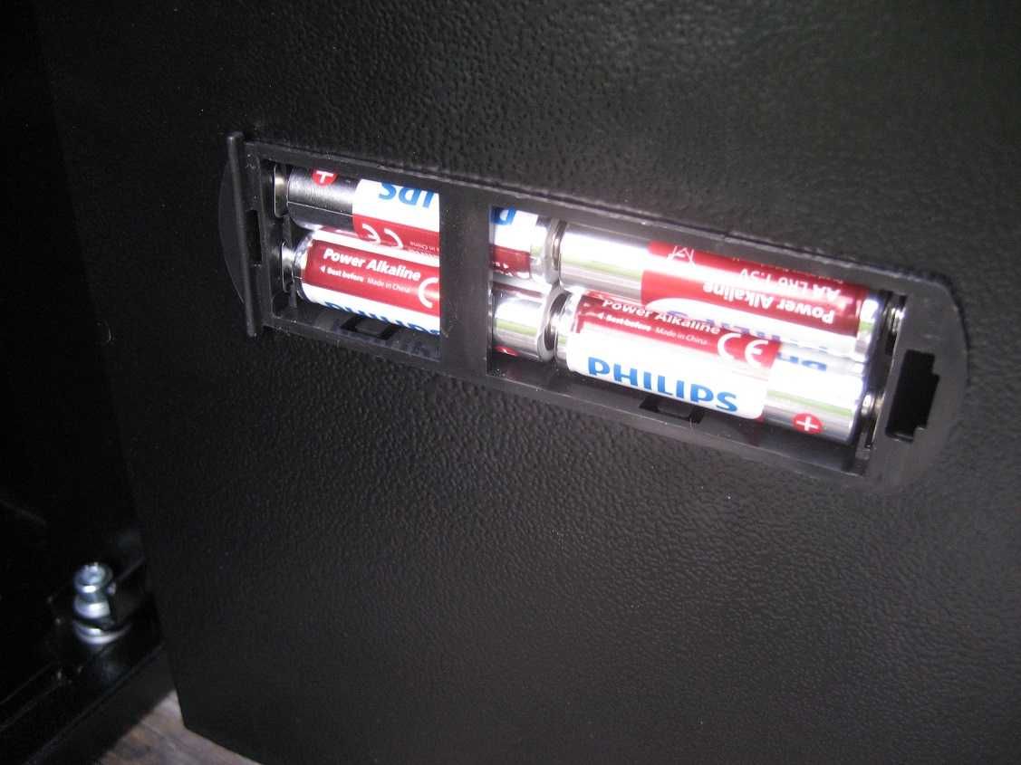 sejf  17 kg waga   elektroniczny i na klucz