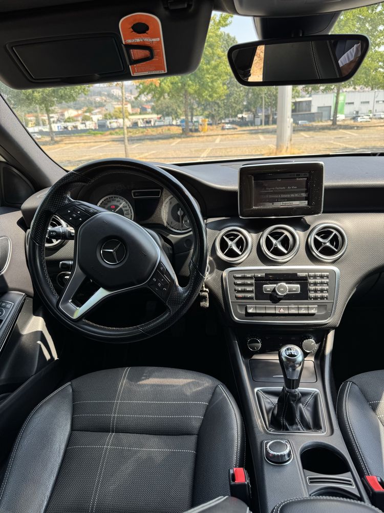 Mercedes A200 teto panorâmico