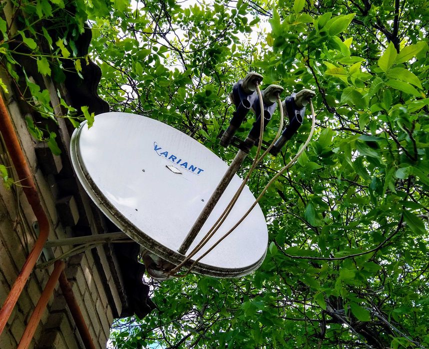 Спутниковая антена VARIANT - 90 см. 3 головки, крепление.