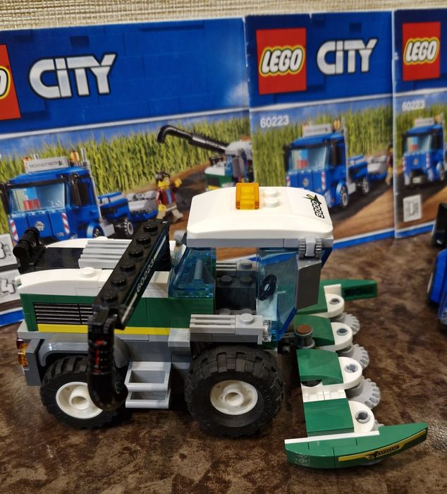 Конструктор LEGO City Кормозбиральний комбайн (60223)