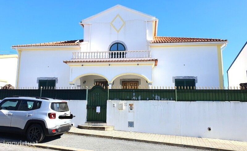 Venda judicial de moradia unifamiliar com piscina em Alvito