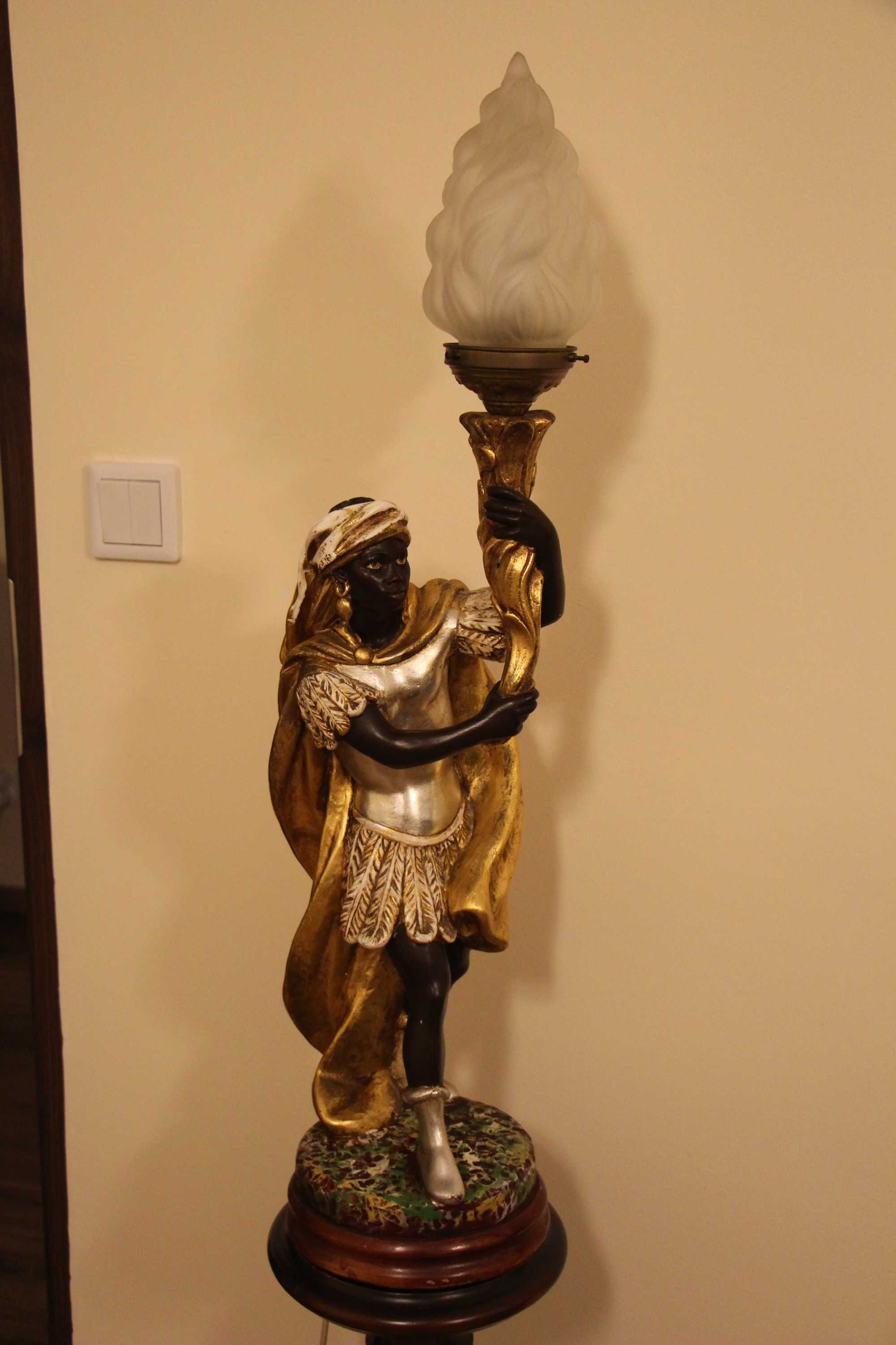Lampa, piękna rzeźba z pochodnią.