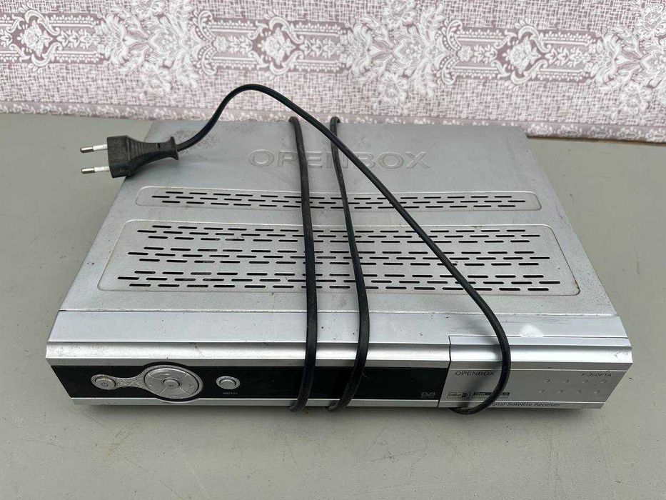 Тюнер Openbox F-300FTA. Пульта нет. Долгое время стоял в сарае