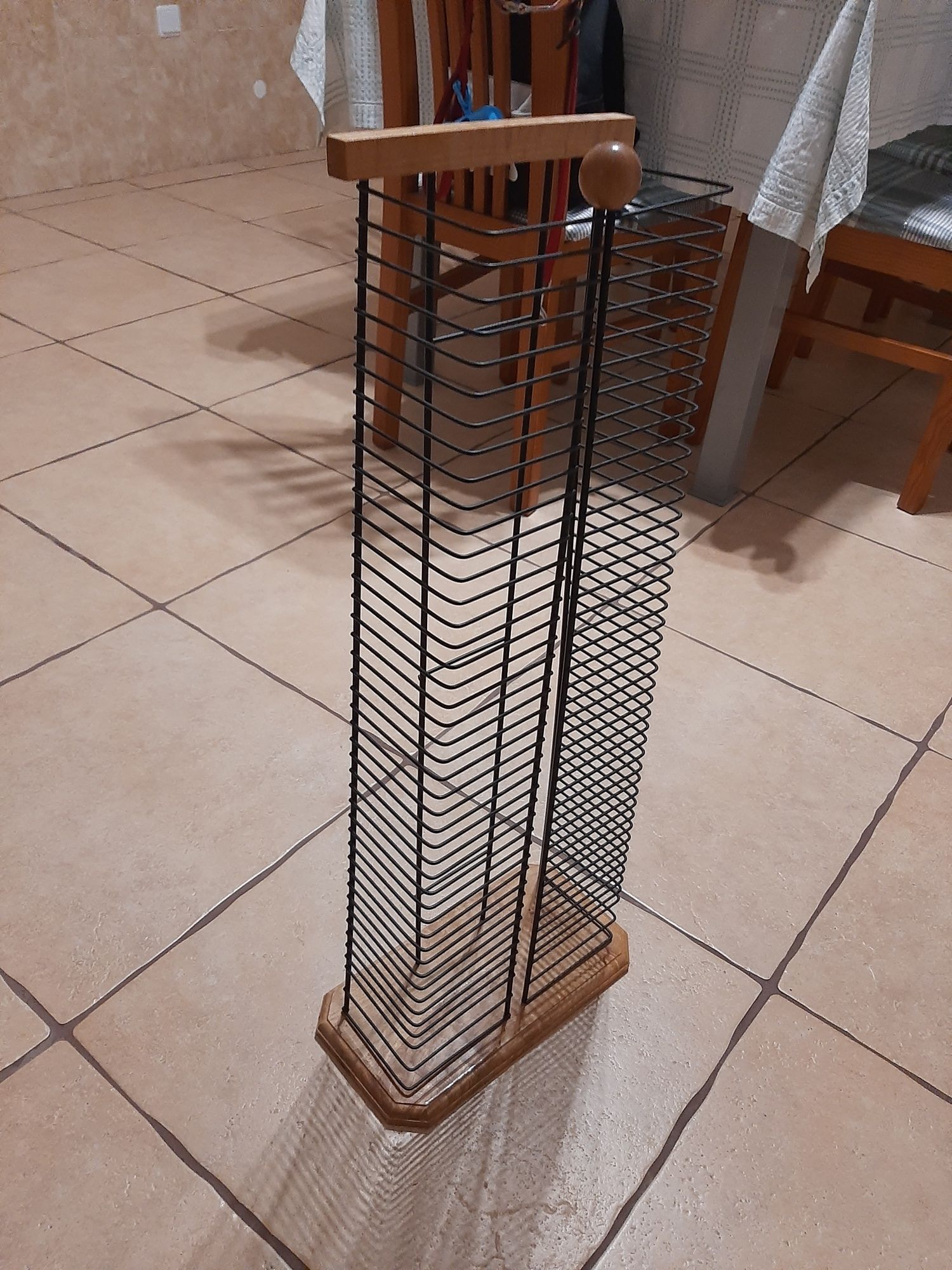 Movel de madeira e metalico cds