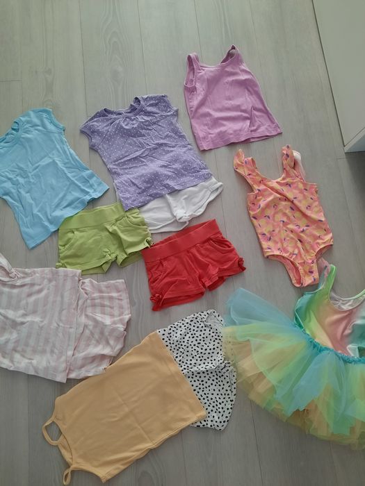 Roupa de menina usada por uma só criança. Tam 2-3