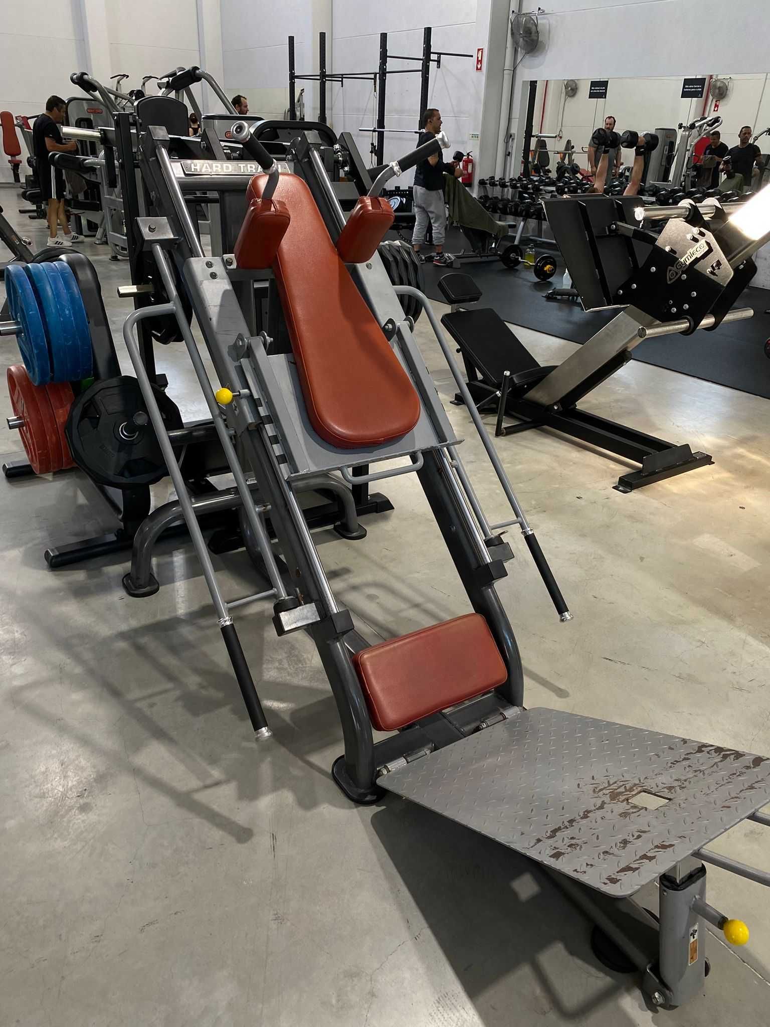 Máquina Dual de Pernas Bodytone (Hack Squat + Prensa 45°)